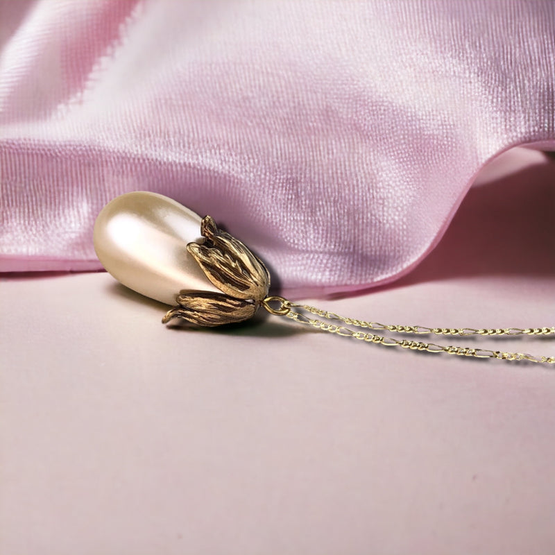 Elegante Vintage-Kette: Südkoreanische Tropfenperle mit bronzefarbener Ornament-Perlenkappe - K925-123