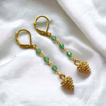 Elegante vergoldete Ohrringe mit Aventurin-Perlen und Tannenzapfen-Anhängern - Das perfekte Accessoire für Herbst und Winter - VINOHR-47