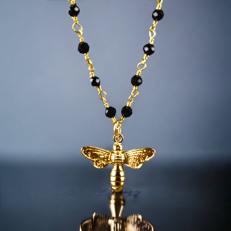 Collier Bumblebee Gold avec Onyx - Chaîne de pierres précieuses avec pendentif Petite Bees - Vik-03