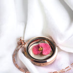 925 Sterling Rosé vergoldete Kette mit konservierter Christusdornblüte und Hortensienblatt im Glasmedaillon - PR083