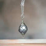 Zeitlose Eleganz: 925 Sterling Silberkette mit böhmischer Perle in schimmerndem Grau aus den 80ern - K925-43