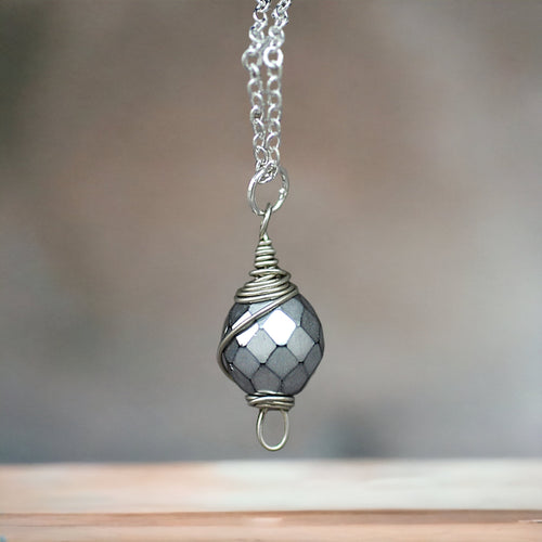 Zeitlose Eleganz: 925 Sterling Silberkette mit böhmischer Perle in schimmerndem Grau aus den 80ern - K925-43